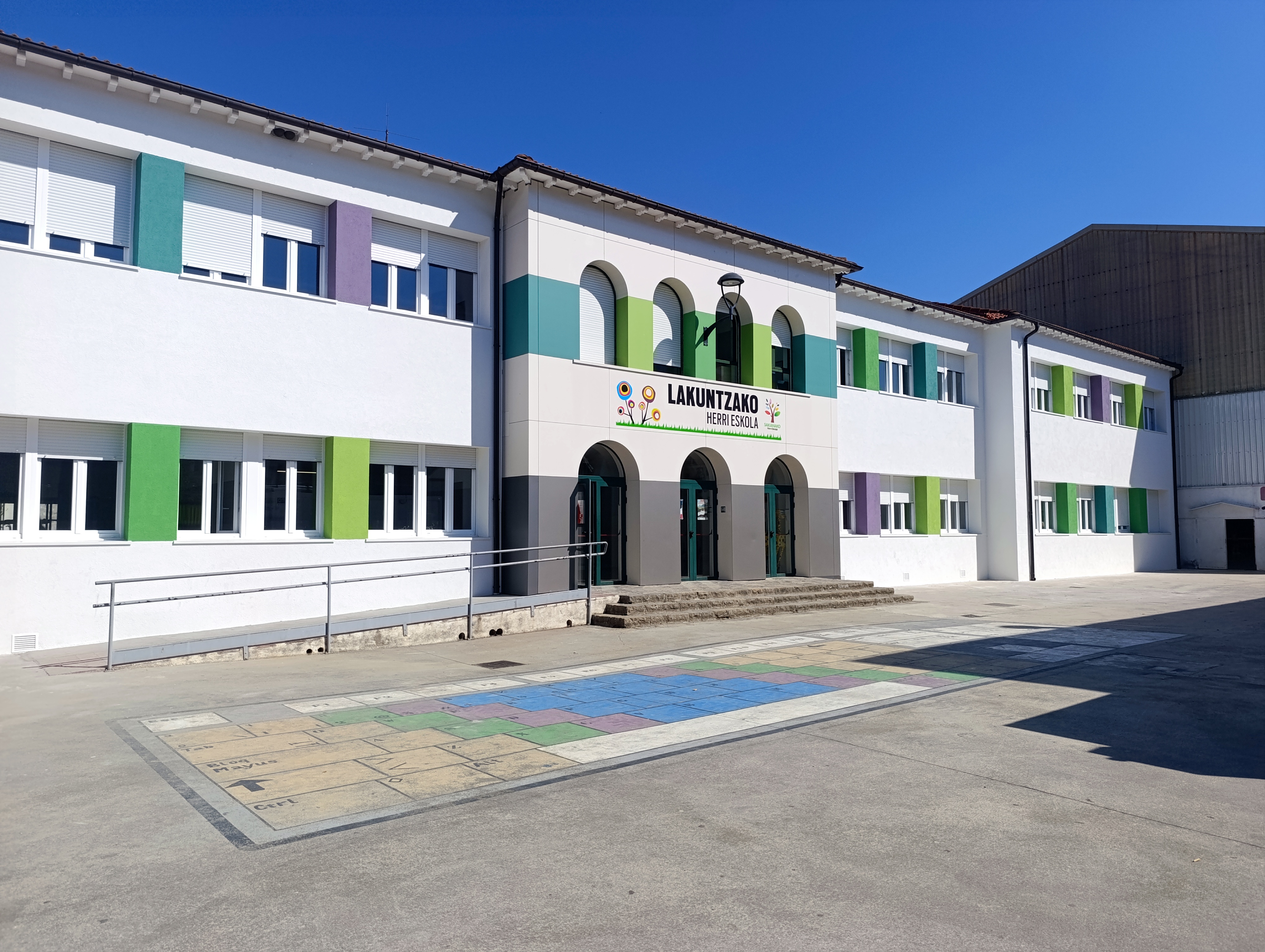 Lakuntzako Udalak eskolako fatxada berritu du, estaldura termikoa jarriz eta leihoak aldatuz.